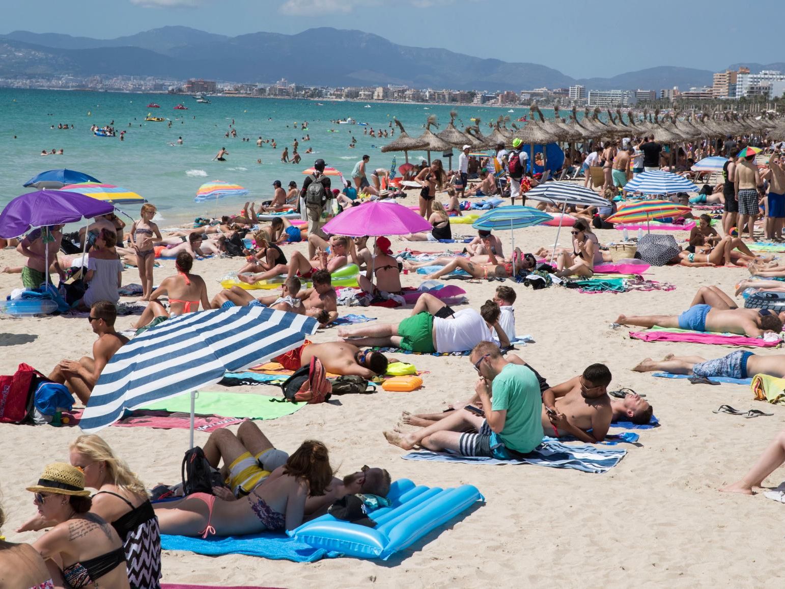 1542px x 1157px - Spanish holiday resort of Palma bans walking around topless | CNN