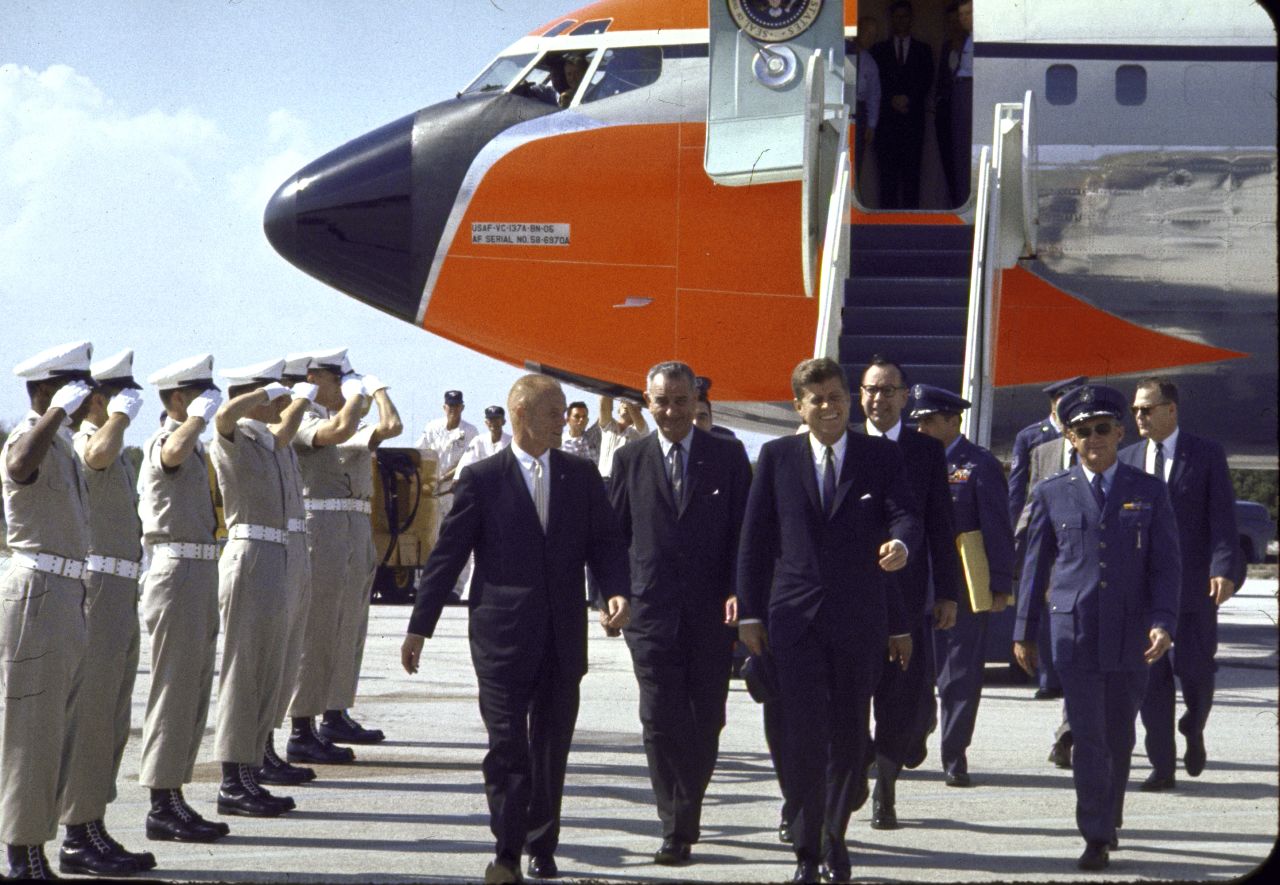 John F. Kennedy and Lyndon Johnson descend the presdiential plane showing a pre-Loewy livery.