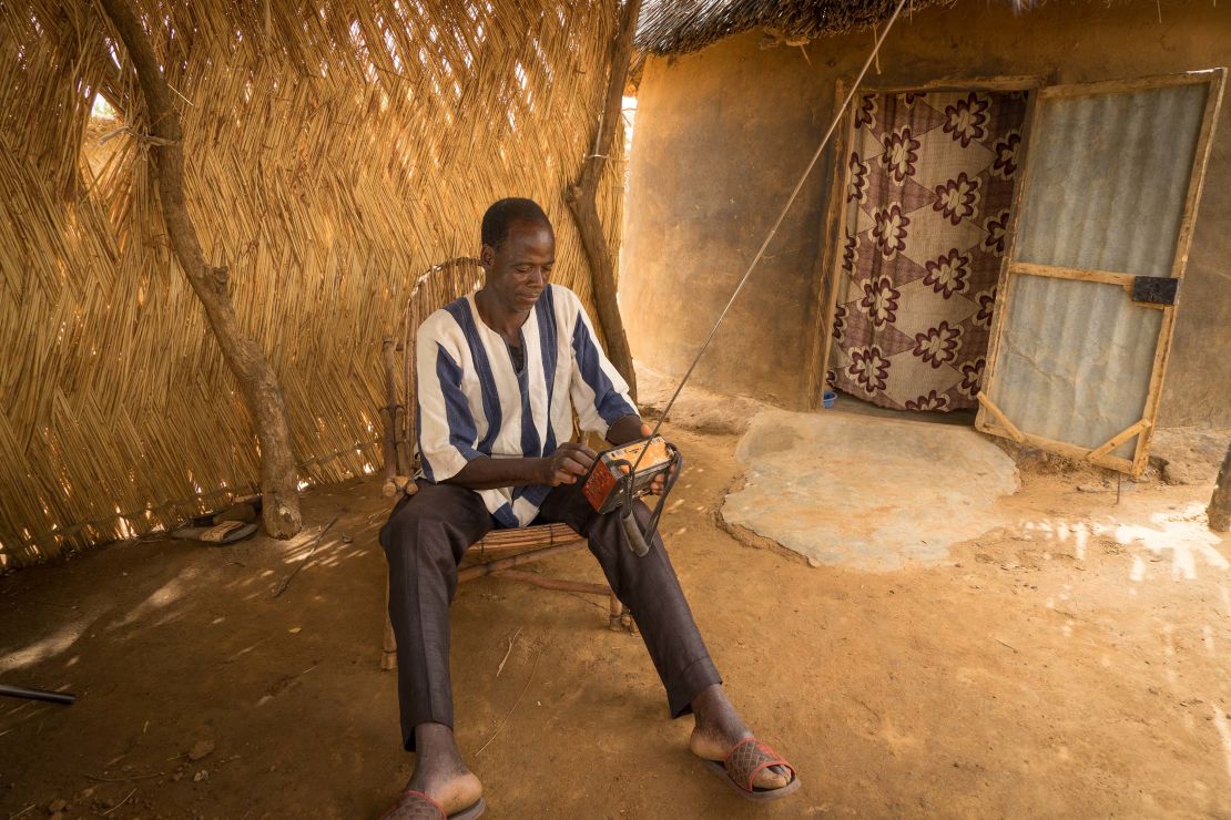 Tibandiba Lankoandé tunes his radio.