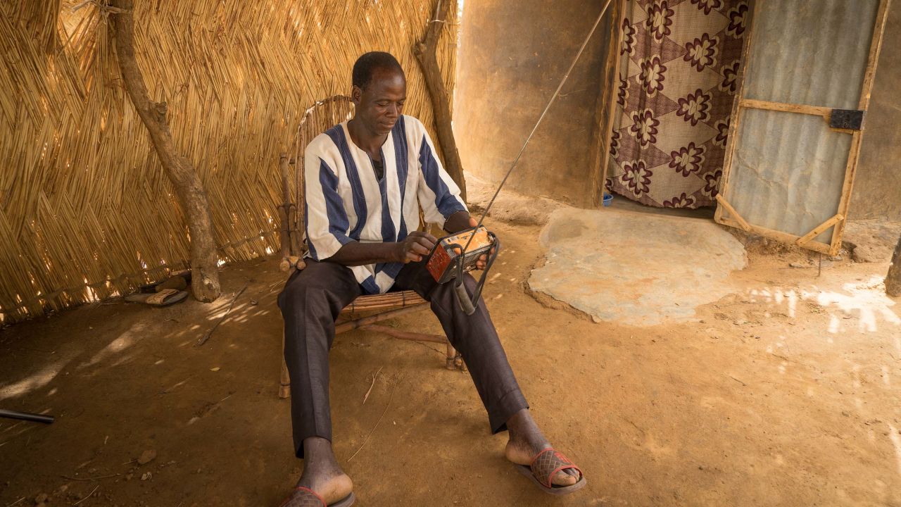 Tibandiba Lankoandé tunes his radio.