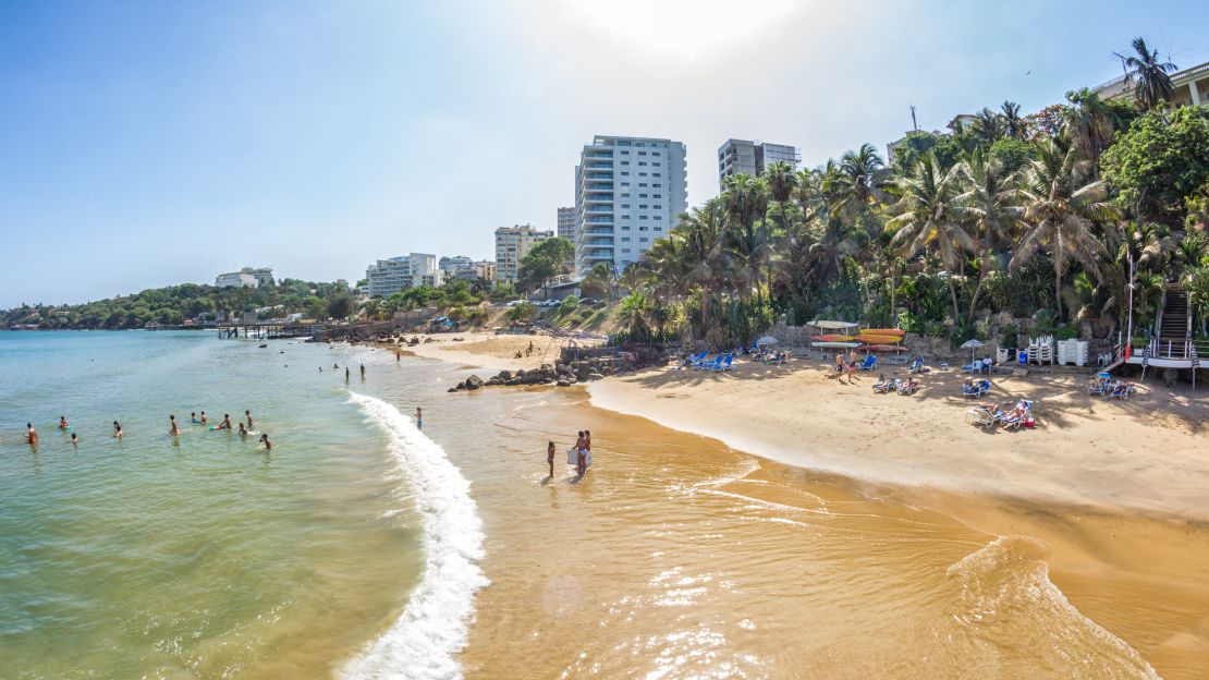 In Dakar, there are informal beach restaurants where you can dine on freshly caught fish. 