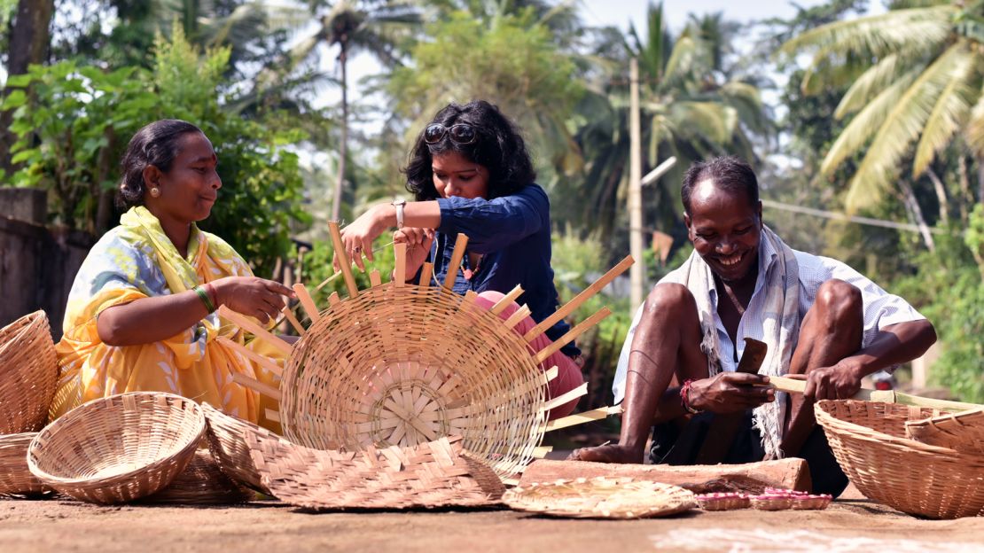 Prachi learns to weave bamboo with the Bedar tribe in Karnataka.