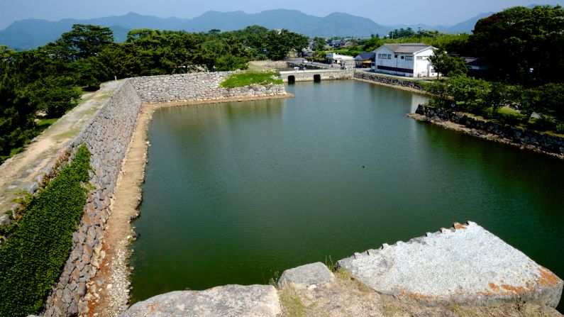 <strong>Hagi Castle:</strong> On the southwest coast of Japan, Hagi is one of the more remote castles. It has an interesting layout with a fortress lookout on top of Mt. Shizuki and a tenshu surrounded by a moat at the foot of the mountain."