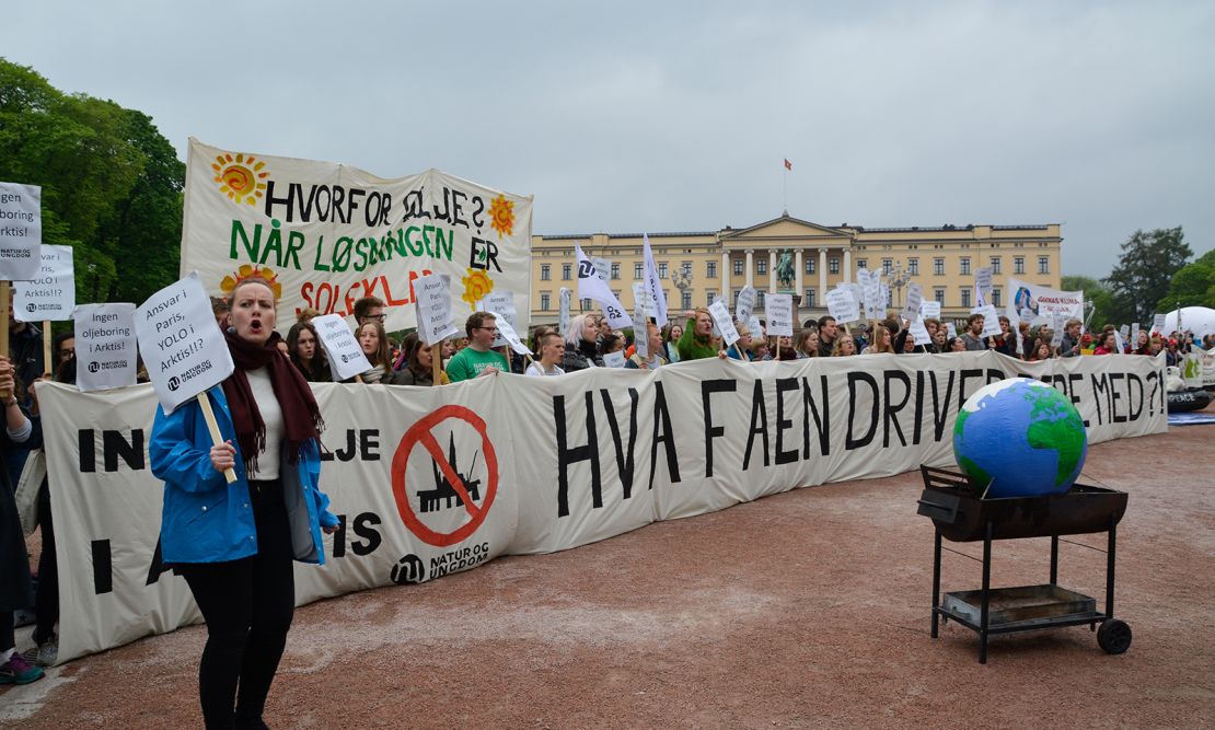 Nature and Youth members demonstrate outside a Norwegian cabinet meeting with a sign that reads: "What the hell are you doing?"