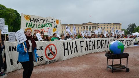 Nature and Youth members demonstrate outside a Norwegian cabinet meeting with a sign that reads: "What the hell are you doing?"