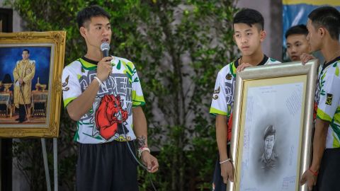 Coach Ekkapol Chantawong, left, pays tribute to Saman Kunan, the Thai Navy SEAL who died during the resuce attempt.