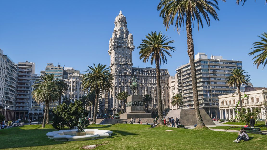 The Plaza Independencia is in the center of the city of Montevideo, Uruguay.