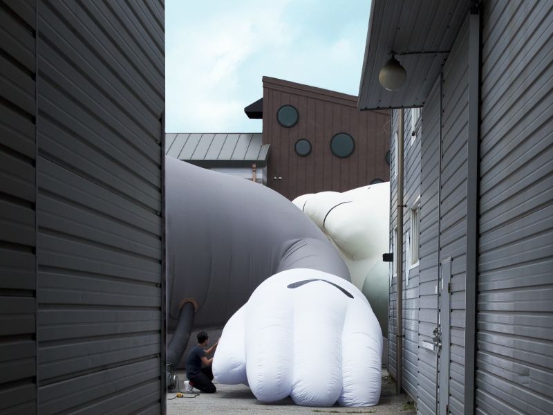 彫刻・オブジェ KAWS HOLIDAY KOREA Companion FloatingBed KAWS' giant floating 'Companion' appears on Seoul lake | CNN