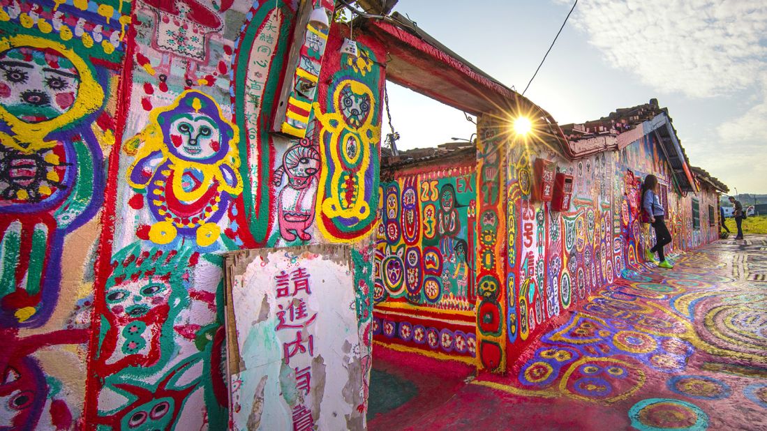 <strong>Rainbow Village, Taichung: </strong>The village, one of more than 800 settlements built for retired Chinese soldiers after World War II, has become a distinctive tourist attraction after a retired soldier, Huang Yung-fu, painted hundreds of brightly colored murals on its walls.