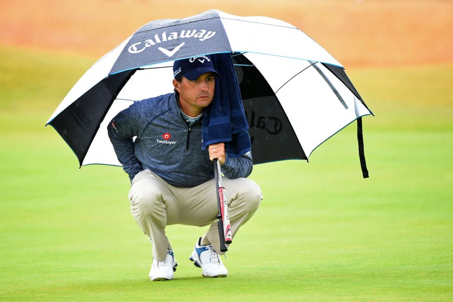 Kisner reads a green on Friday.
