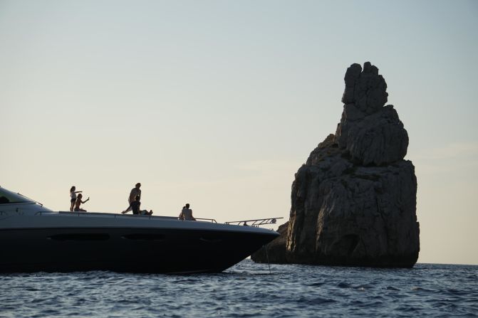 The rocky outcrop at the entrance to Cala Benirras which looks uncannily like Queen Victoria on her throne.