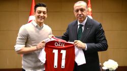 LONDON, UNITED KINGDOM - MAY 13: Turkish-German football player Mesut Ozil who plays for Arsenal (L) presents a jersey to Turkish President Recep Tayyip Erdogan before their meeting in London, United Kingdom on May 13, 2018.
 (Photo by Kayhan Ozer/Anadolu Agency/Getty Images)