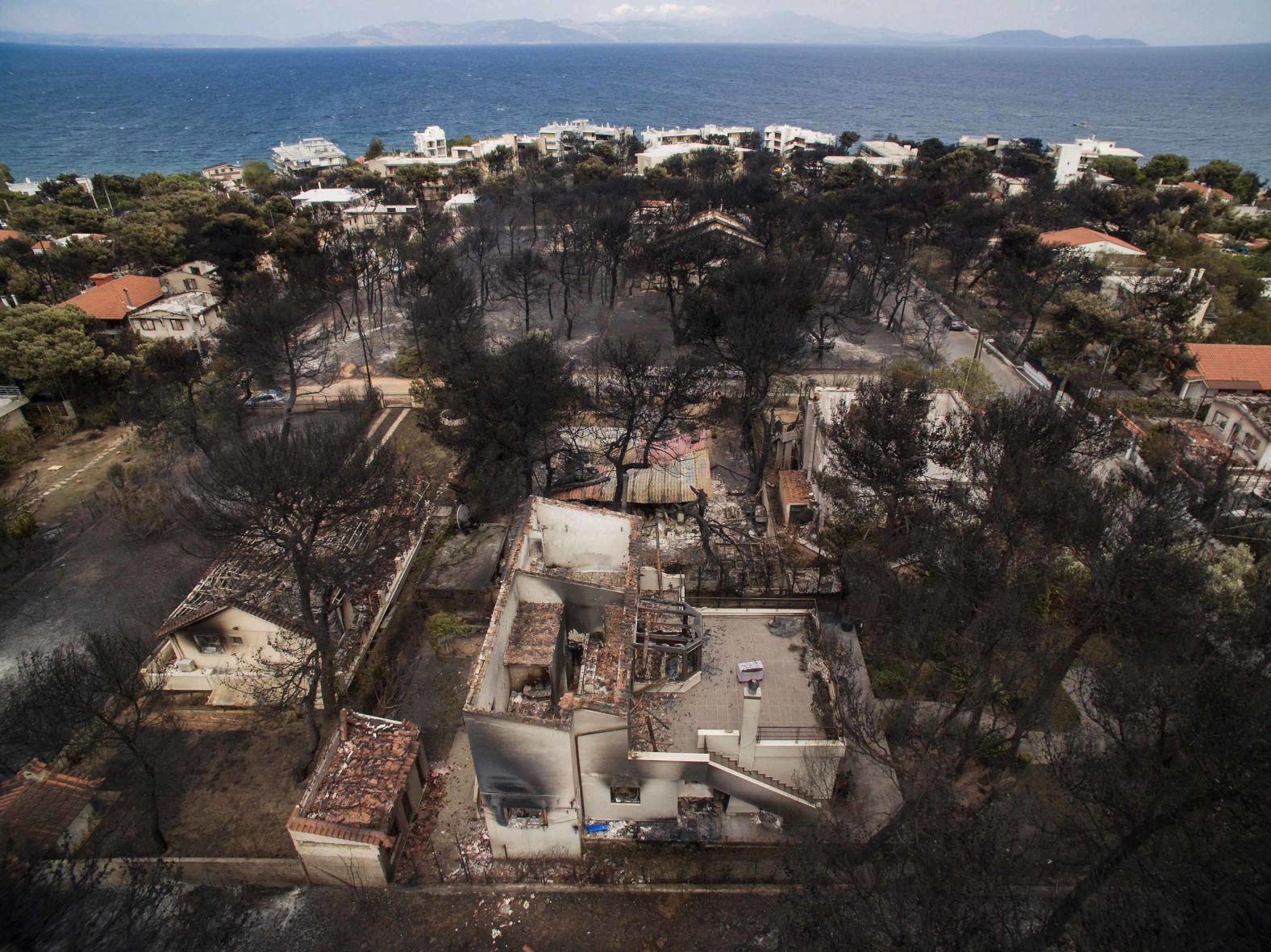 Deadly wildfires ravage Greek towns | CNN