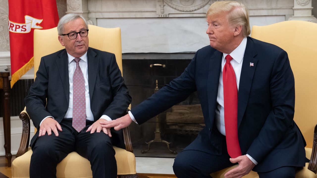 US President Donald Trump meets with European Commission President Jean-Claude Juncker in the Oval Office of the White House in Washington, DC, on July 25, 2018. (Photo by SAUL LOEB / AFP)        (Photo credit should read SAUL LOEB/AFP/Getty Images)