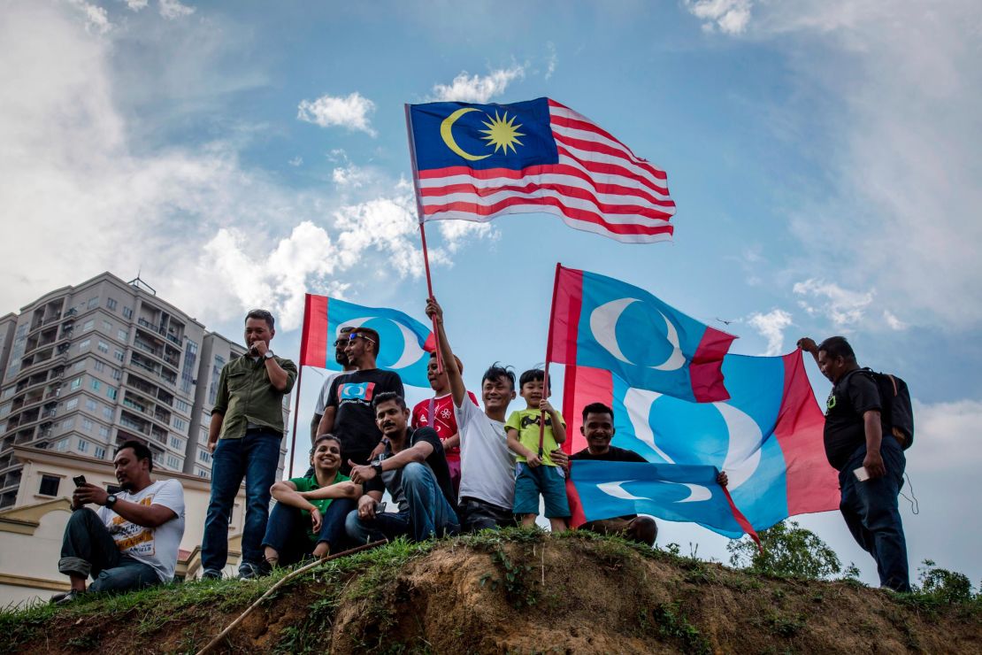 Supporters of Mahathir Mohamad, chairman of 'Pakatan Harapan' (The Alliance of Hope), wait for him to be sworn in as Malaysian prime minister, on May 10, 2018 in Kuala Lumpur, Malaysia.