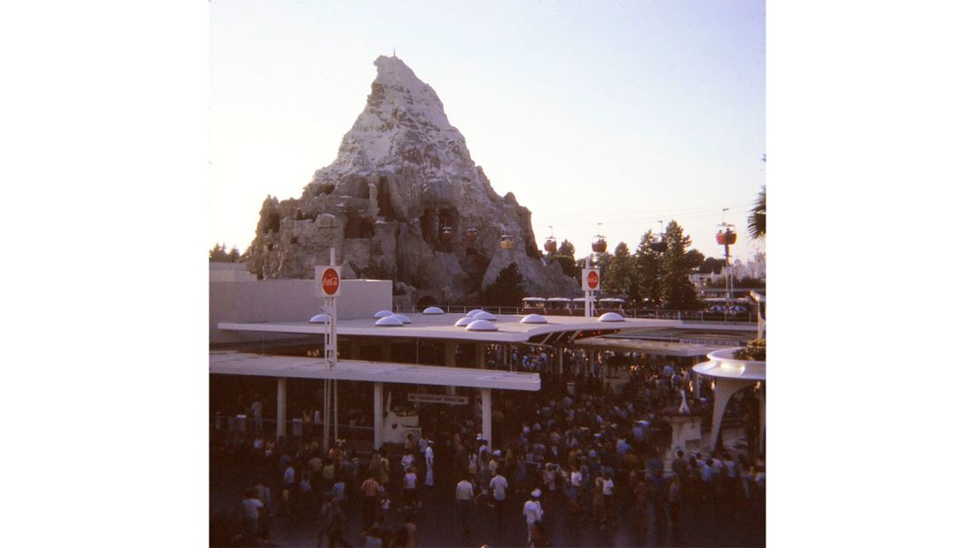 <strong>Old rides:</strong> This image shows the PeopleMover and the Skyway rides, both of which are now defunct. The Skyway was a gondola-style attraction.