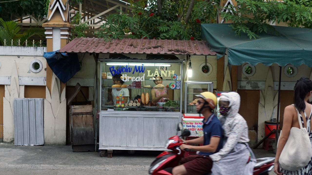 <strong>Banh Mi Lanh: </strong>A tiny stall near the Chua Nam Quang Tu pagoda in northeast Hoi An, Banh Mi Lanh draws a following among local residents. 