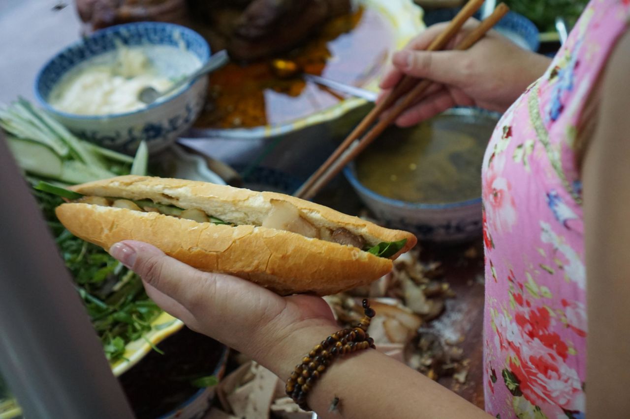 <strong>Banh Mi Lanh: </strong>In business for about 30 years, the stall is run by Khuu Thi Lanh, who pumps out baguettes at lightning speed under the shade of a tin roof. 