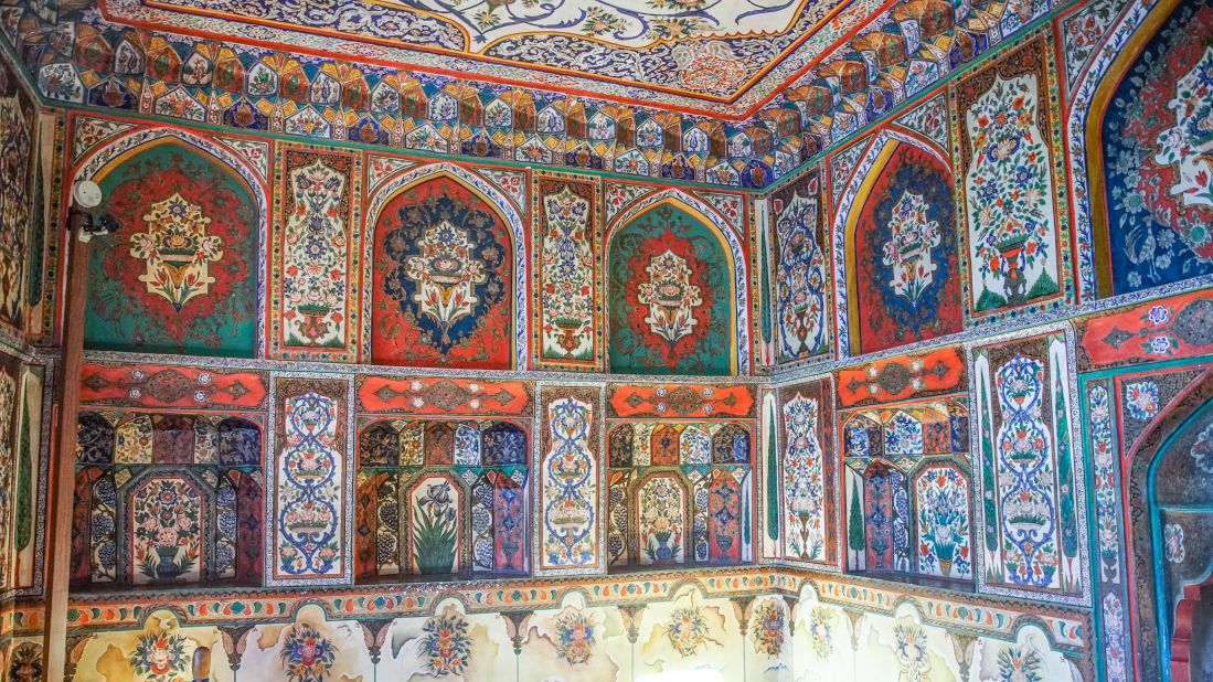 <strong>Frescoes: </strong>The interior walls of all six rooms are covered entirely in frescoes. 