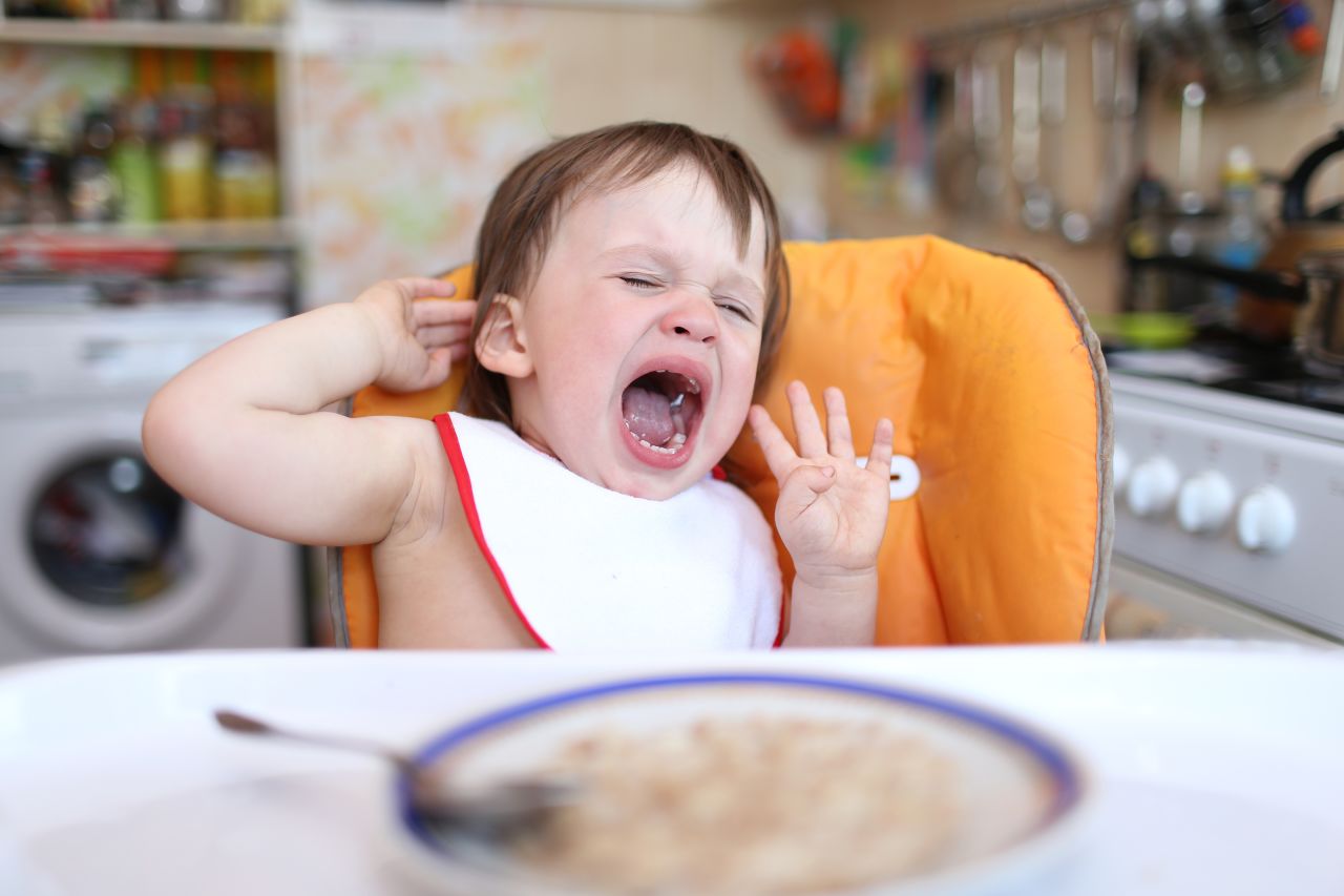 Дети кушают и плачут. Малыш кушает. Ребенок кушает кашу. Недовольный ребенок. Ребенок не хочет кушать.
