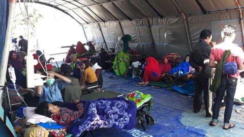 Earthquake survivors receive medical treatment at a temporary shelter in Sembalun, East Lombok, on Monday.