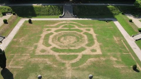 This summer's heatwave has revealed the layout of a long-lost garden at Gawthorpe Hall in Lancashire, England.