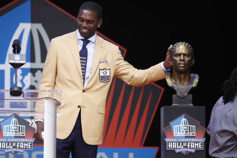 Randy Moss Attends His Hall Of Fame Ceremony Wearing A Tie That Honors ...