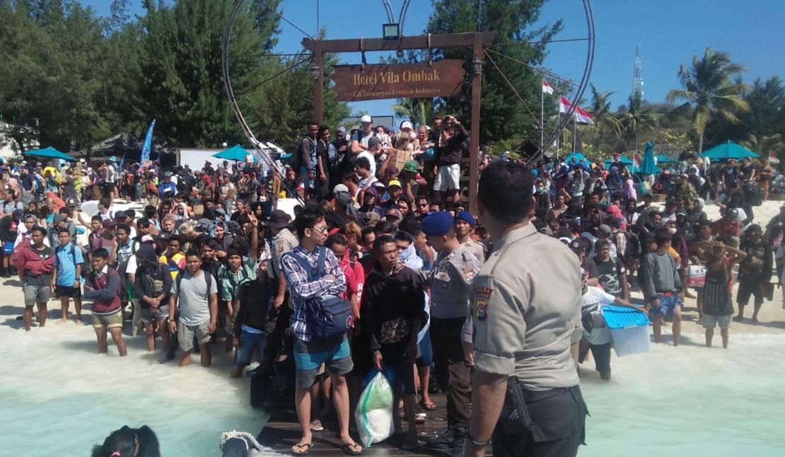 Hundreds of people try to leave Gili Trawangan, north of neighboring Lombok island.