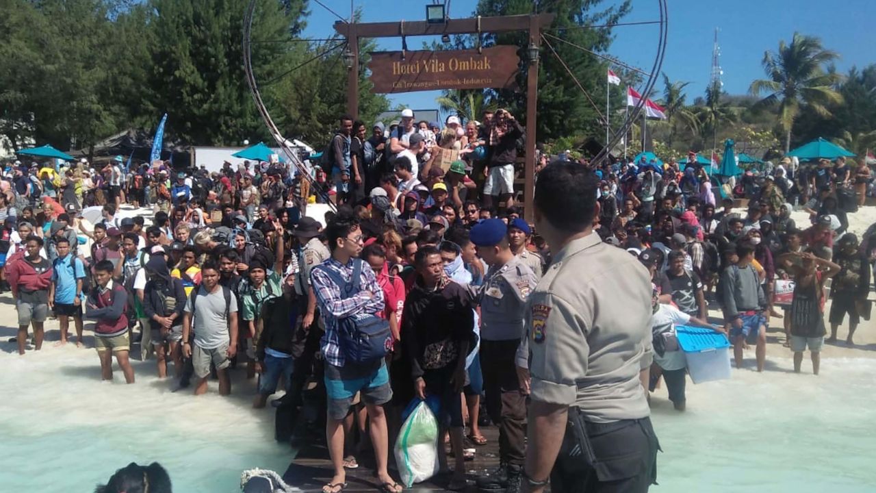 Hundreds of people try to leave Gili Trawangan, north of neighboring Lombok island.