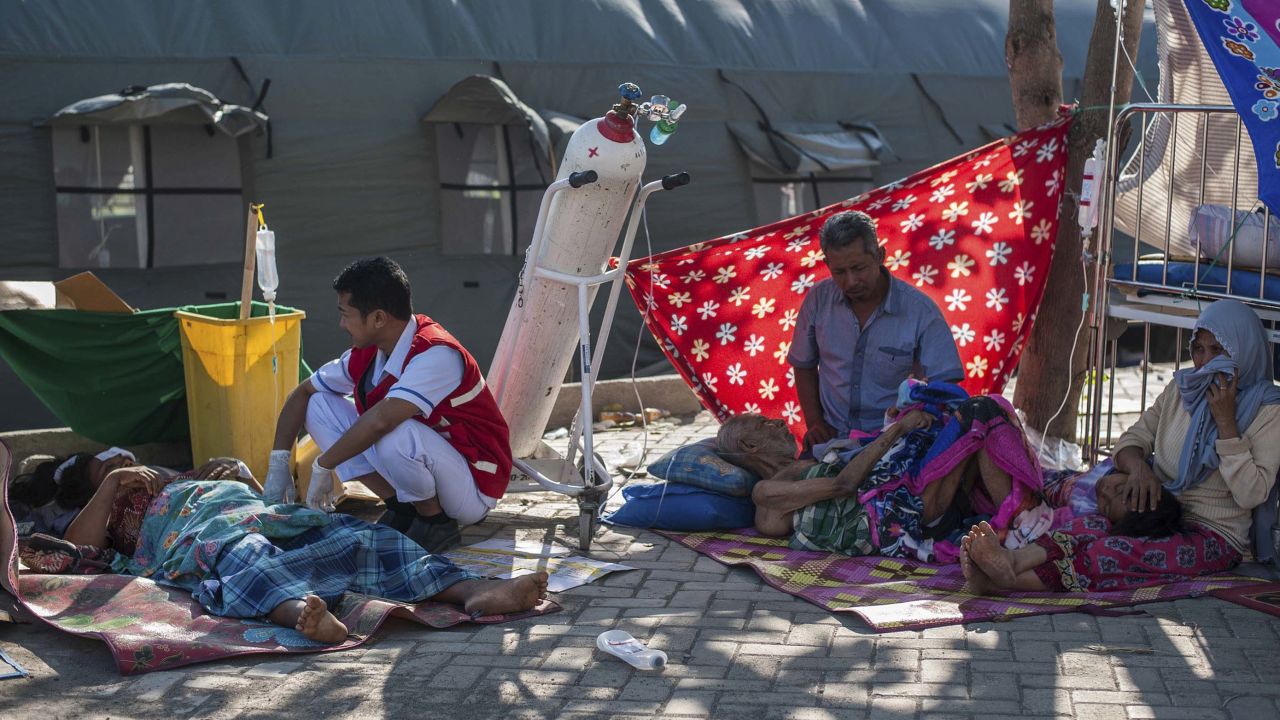 A paramedic attends to earthquake victims at a makeshift hospital on Lombok Island, Indonesia, on Monday.