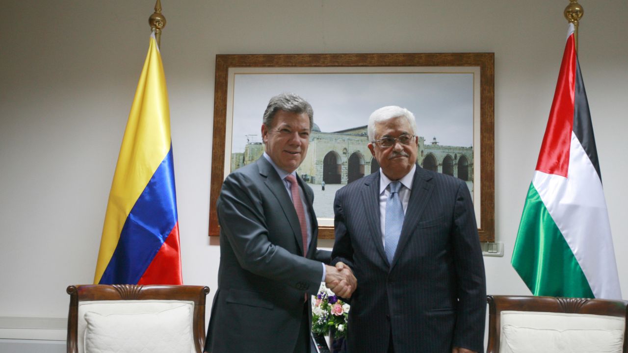 Colombia's former President Juan Manuel Santos (L) poses with Palestinian Authority President Mahmoud Abbas during a 2013 meeting.