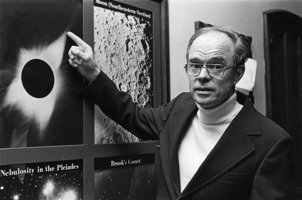 Parker shows an image of the flow of solar wind in 1977.