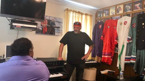 The pair sings together in Davis' home.