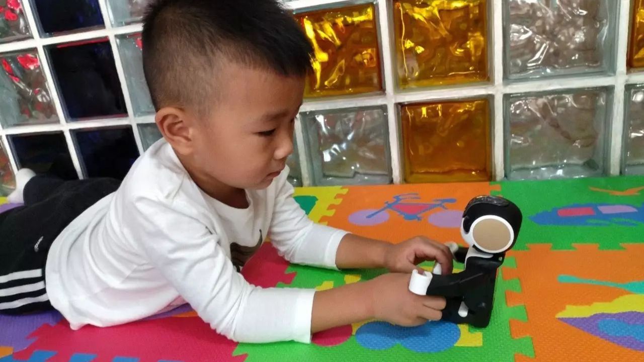 RoBoHon, a robot powered by AI system customized for children, has been used in a children's hospital in Harbin for young people with autism. 