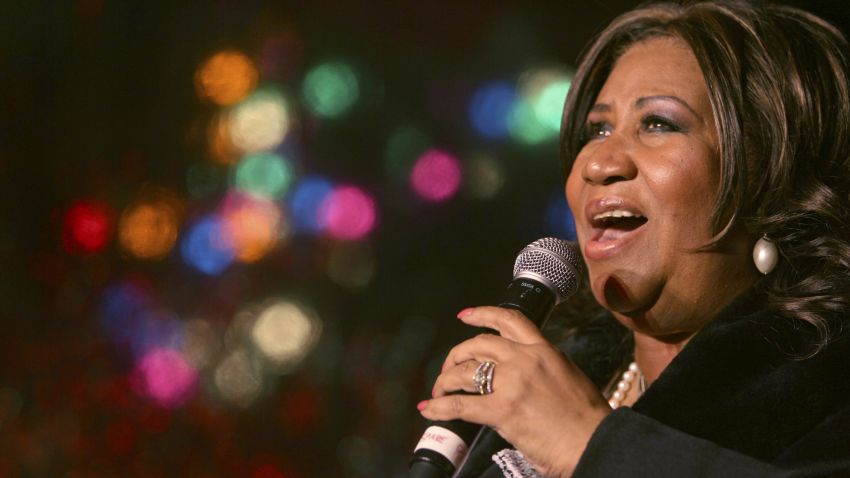 Aretha Franklin performs during the 85th annual Christmas tree lighting at the New York Stock Exchange, Thursday, Dec. 4, 2008 in New York.  (AP Photo/Mary Altaffer)