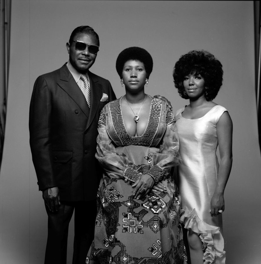 Aretha Franklin sits for a portrait with her father, Baptist preacher 'CL' (born Clarence LaVaughn), and her sister, fellow singer, Carolyn, in New York in 1971.