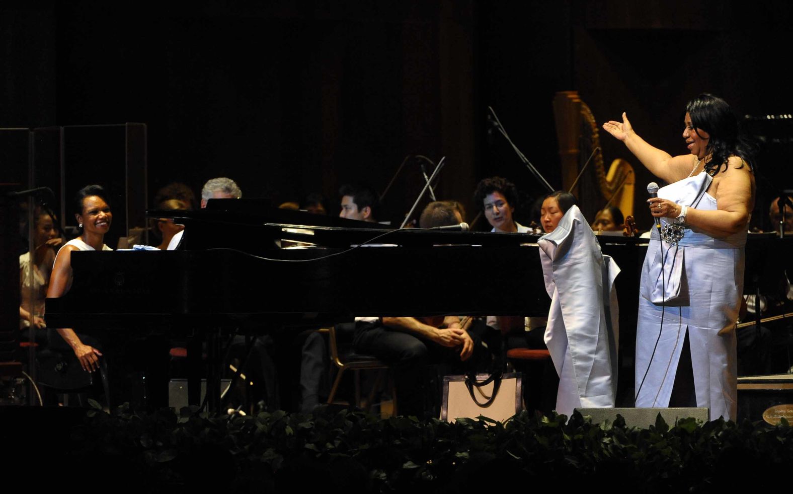Franklin during a 2010 concert, accompanied by former Secretary of State Condoleezza Rice (far left) at the piano and the Philadelphia Orchestra.