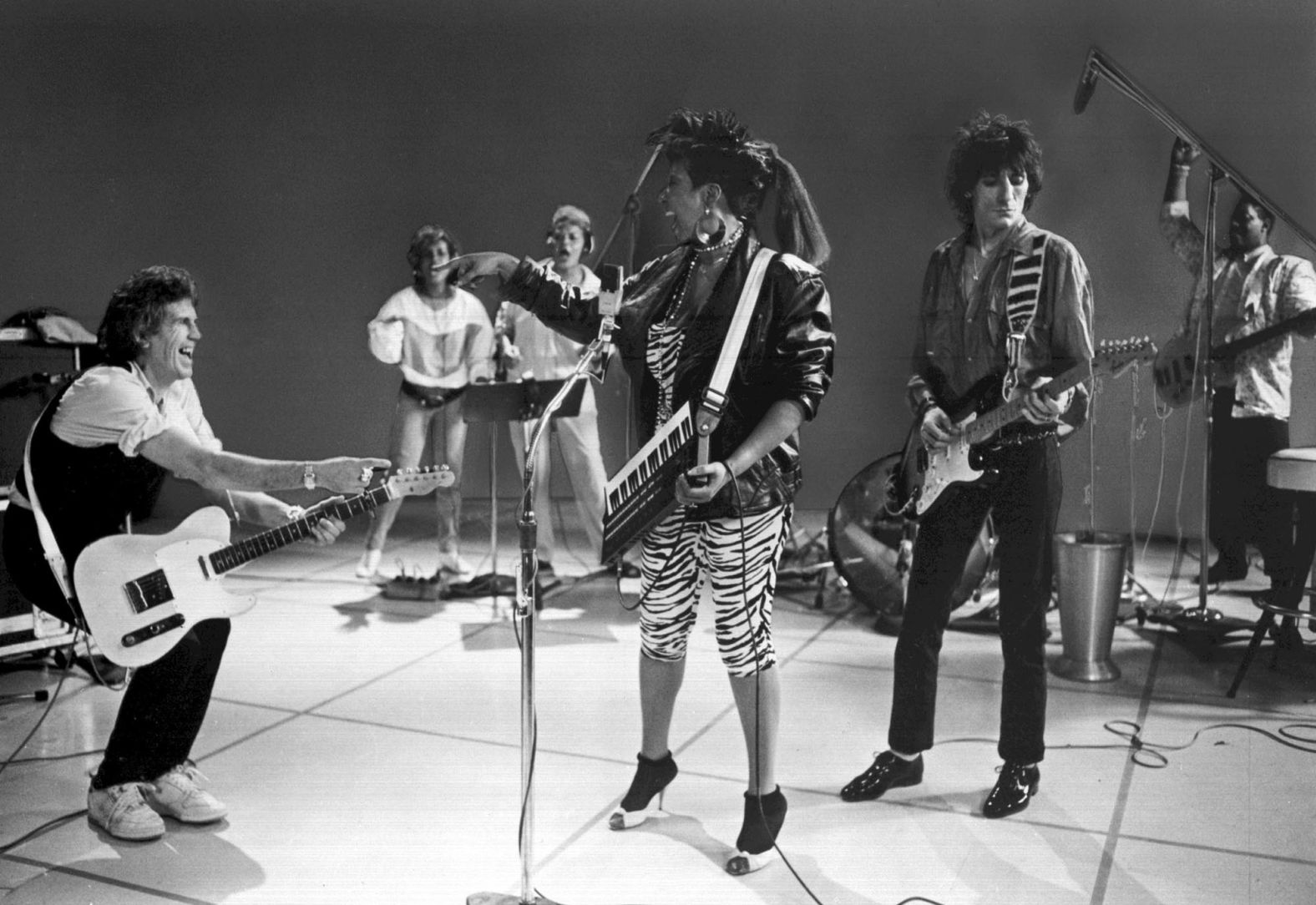Franklin performs "Jumpin' Jack Flash" with Keith Richards and Ron Wood of the Rolling Stones in 1986.