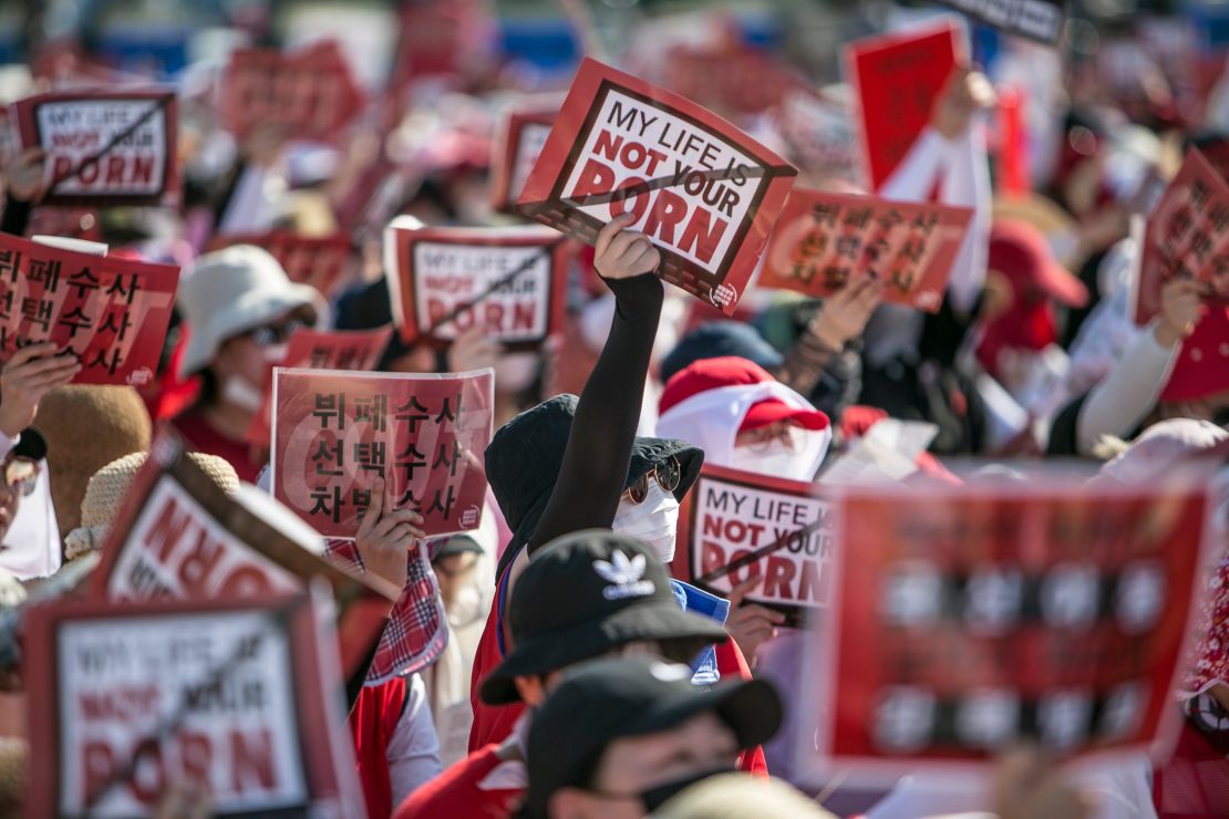 More than 40,000 South Korean women protest against sexism and hidden camera pornography on August 4 Seoul.