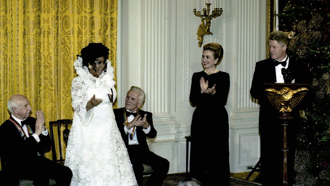Franklin is applauded by fellow Kennedy Center Honors Awards honorees, as well as former first lady Hillary Clinton and US President Bill Clinton on December 4, 1994.
