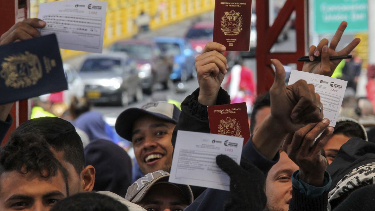 Venezuelan citizens wait in line to cross to Ecuador at the Rumichaca international bridge in Ipiales, Colombia, on August 11, 2018.