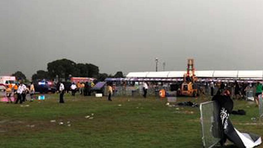 NS Slug: OK: PEOPLE HURT AT CONCERT AFTER STRUCTURE FALLS  Synopsis: Fans hurt when metal structure collapses before Backstreet Boys concert in Oklahoma  Keywords: OKLAHOMA CONCERT STORM COLLAPSE