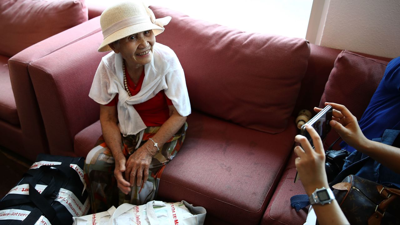 SOKCHO, SOUTH KOREA - AUGUST 19:  Lee Geum-Sum, 91, arrives at a hotel used as a gathering point, in Sokcho, near the Demilitarized Zone (DMZ)  on August 19, 2018 in Sokcho, South Korea. Almost a hundred South Koreans will meet their families for the first time since separated by the Korean War decades ago, during a family reunion at North Korea this month. A total of 88 people from North Korea will also receive a chance to meet their families in the South during the six-day event which starts on August 20 at Mount Kumgang, north of the border between North and South Korea.  (Photo by Chung Sung-Jun/Getty Images)