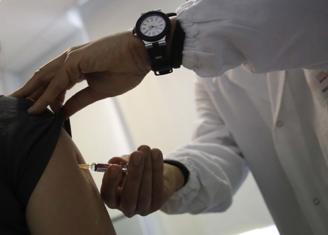 Italian doctor vaccinated a patient against measles.