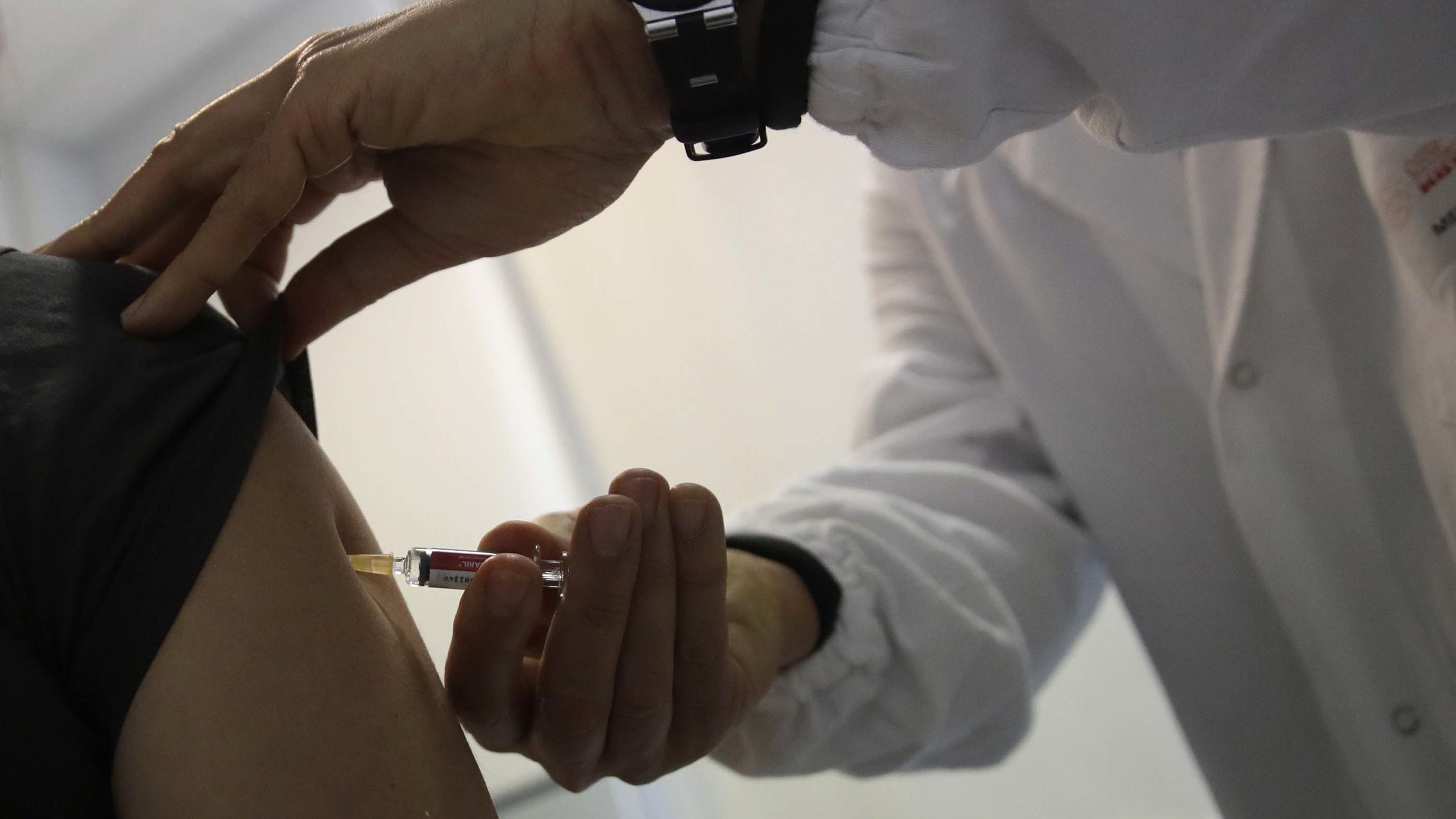 Italian doctor vaccinated a patient against measles. 