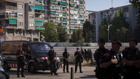 Barcelona Spanish Police Shoot Knife Attacker Dead Cnn