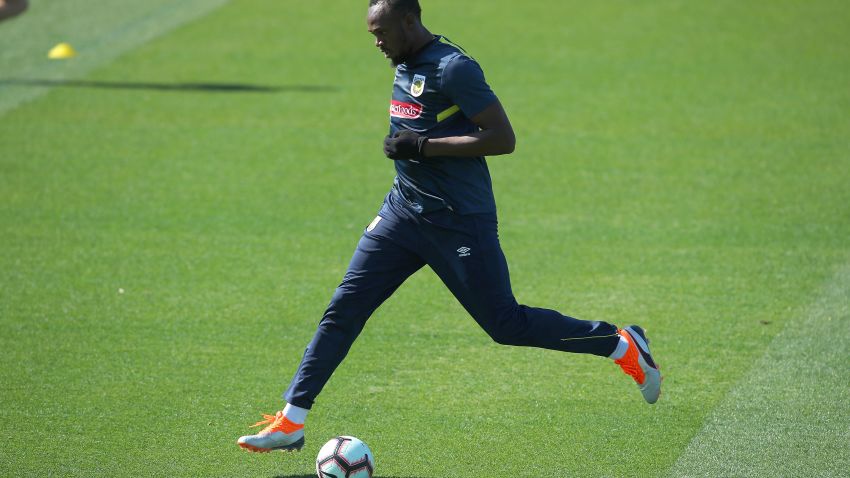 GOSFORD, AUSTRALIA - AUGUST 21: Usain Bolt kicks the ball during Usain Bolt's first training session with the Central Coast Mariners A-League squad at Central Coast Stadium on August 21, 2018 in Gosford, Australia. (Photo by Tony Feder/Getty Images)