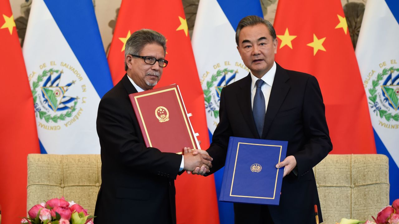 El Salvador's Foreign Minister Carlos Castaneda (L) shakes hands with China's Foreign Minister Wang Yi in Beijing on August 21.