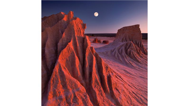 <strong>New worlds: </strong>When you step foot into #MungoNationalPark, it's like you've arrived on another planet! <a  target="_blank" target="_blank">@donaldhyip</a> captured this astonishing shot when recently exploring this part of #outback <a  target="_blank" target="_blank">@visitnsw</a>. On a guided <a  target="_blank" target="_blank">@nswnationalparks</a> tour with an Aboriginal ranger, you'll learn about the 40,000-plus years of Aboriginal cultural history of Lake Mungo and the Traditional Owners.