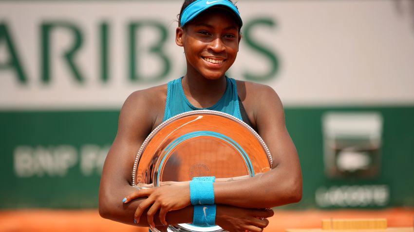 Cori Gauff  with the French Open trophy.